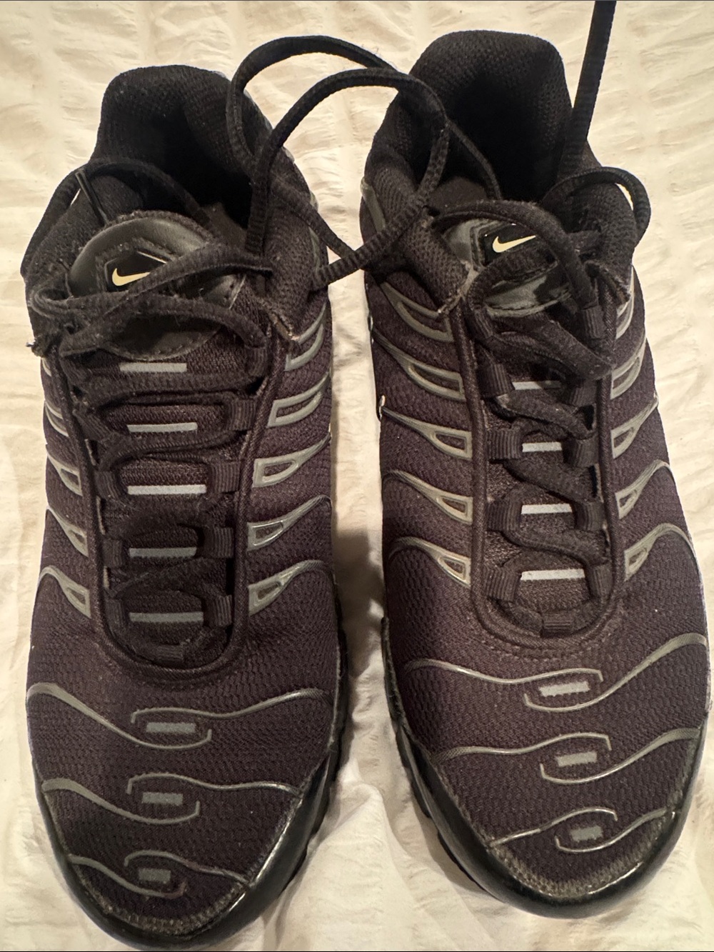 Nike Men’s Black and Gray Mesh Running Sneakers